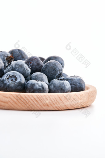 白色背景上摆放的水润新鲜蓝莓果
