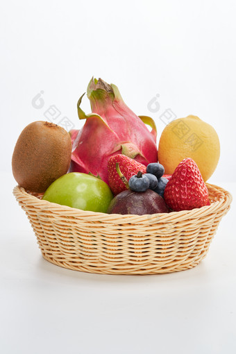 白色背景上摆放的新鲜水果篮
