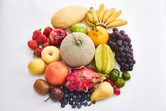 白色背景上摆放的生鲜混合水果图片