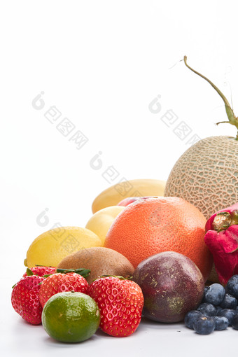 白色背景上摆放的生鲜混合水果