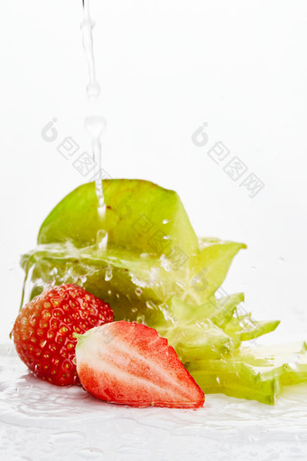 白色背景上摆放的新鲜洋桃和<strong>草莓</strong>及切片