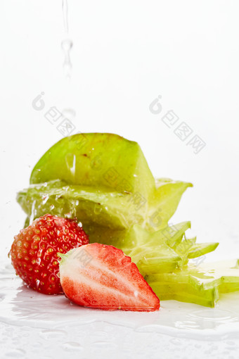 白色背景上摆放的新鲜洋桃和草莓及<strong>切片</strong>