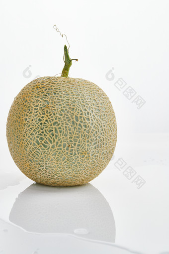 白色背景上摆放的新鲜哈密瓜