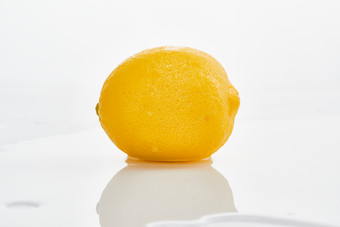 白色背景上摆放的新鲜水嫩柠檬及<strong>切片</strong>