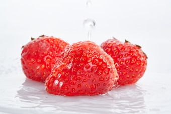 白色背景上摆放的水嫩新鲜草莓