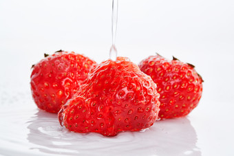 白色背景上摆放的水嫩新鲜草莓