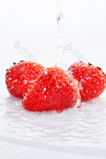 白色背景上摆放的水嫩新鲜<strong>草莓</strong>