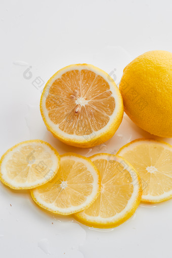 白色背景上摆放的新鲜水嫩柠檬及<strong>切片</strong>