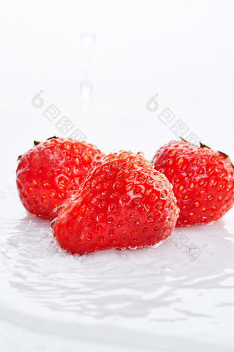 白色背景上摆放的水嫩新鲜<strong>草莓</strong>