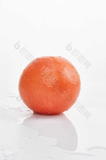 白色背景上摆放的新鲜血<strong>橙</strong>
