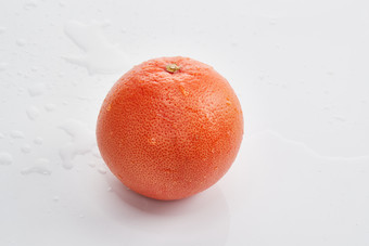 白色背景上摆放的新鲜<strong>血橙</strong>