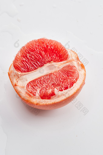 白色背景上摆放的新鲜血橙