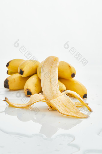 白色背景上摆放的新鲜香蕉