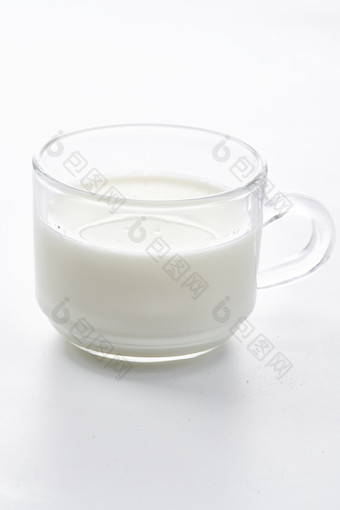 一杯醇香无比的新鲜牛奶