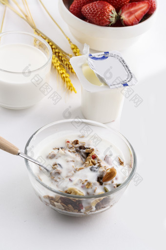 倾倒入酸奶的坚果混合燕麦