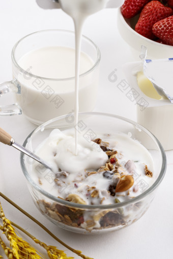 倾倒入酸奶的坚果混合燕麦