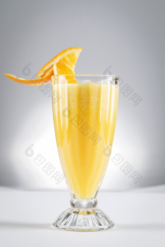 玻璃被撞的鲜榨橙汁
