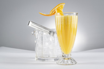 玻璃被撞的鲜榨<strong>橙汁</strong>