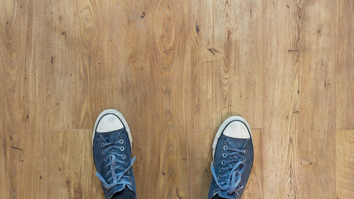 穿着拖鞋走在旧拼花地板上吱吱作响的脚步声