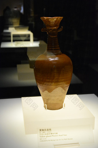 博物馆展出的古代瓷器作品