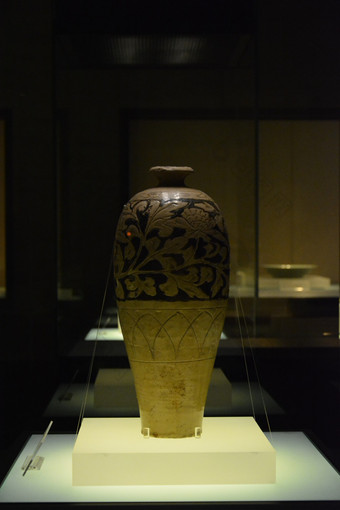 博物馆展出的古代瓷器作品