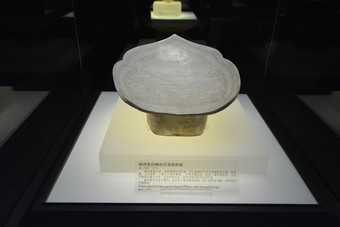 博物馆展出的古代瓷器作品