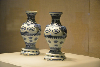 博物馆展出的古代瓷器作品