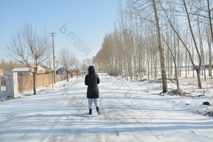 冬天在雪地上玩雪的女人