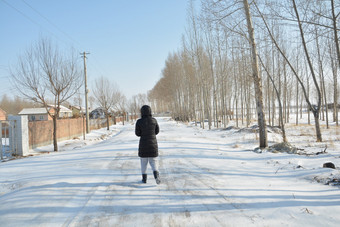 冬天在<strong>雪地</strong>上玩雪的女人