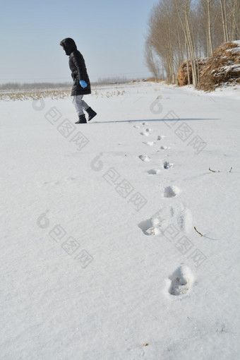 冬天在雪地上游玩的女人