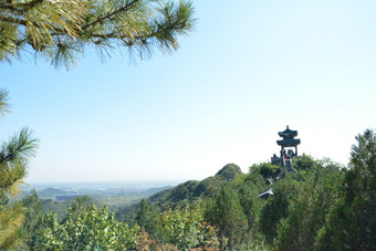 站在城郊景区的山顶上<strong>远眺</strong>