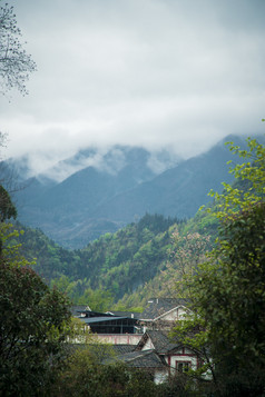 雨后深山烟雾缭绕