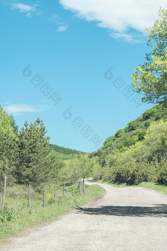 乡村夏季沙石土路