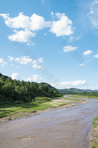 夏季<strong>蓝天</strong>白云下河流河道