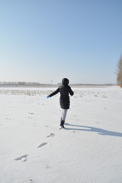 北方乡村冬季在雪地撒欢的女人