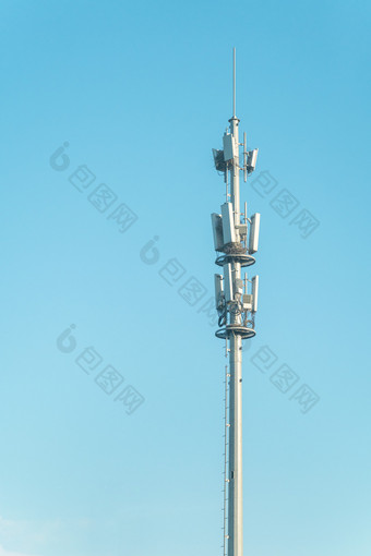 城市天空下的通讯信号塔