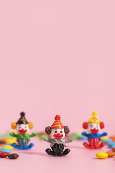 三个小丑愚人节粉色海报