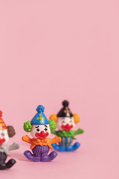 愚人节小丑玩偶粉色背景