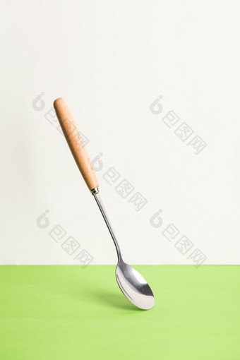 餐具勺子绿白拼色背景