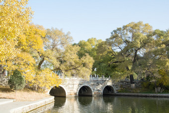秋天城市公园中的石桥