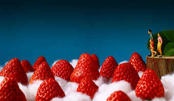 春季水果新鲜草莓静物创意图