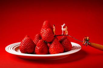 盘子上的新鲜草莓微观摄影海报图