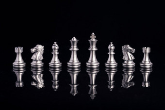 国际<strong>象棋</strong>银色棋子倒影图