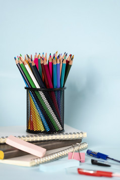 笔筒里的彩色铅笔蓝色背景