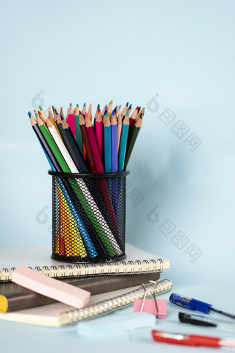 笔筒里的彩色铅笔蓝色背景