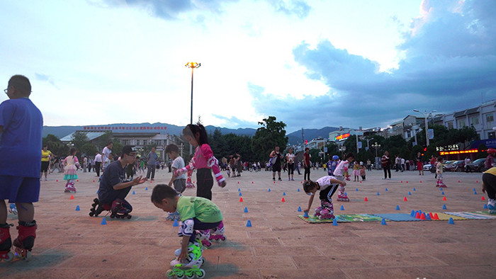 实拍公园可爱的孩童玩耍高清慢动作视频素材