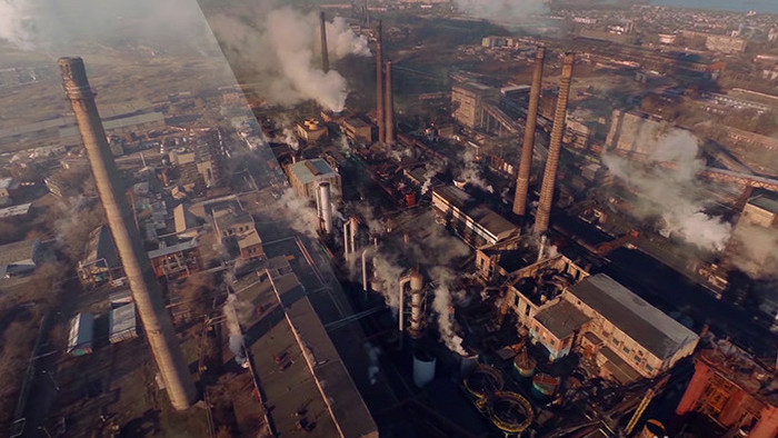 工业区工厂烟囱废气排放的航拍视频素材