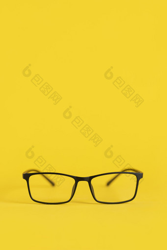 黑框眼镜黄色<strong>背景</strong>图