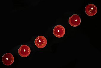 排列整齐的红色蜡烛与烛火