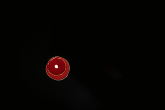黑暗背景中的一颗红蜡烛
